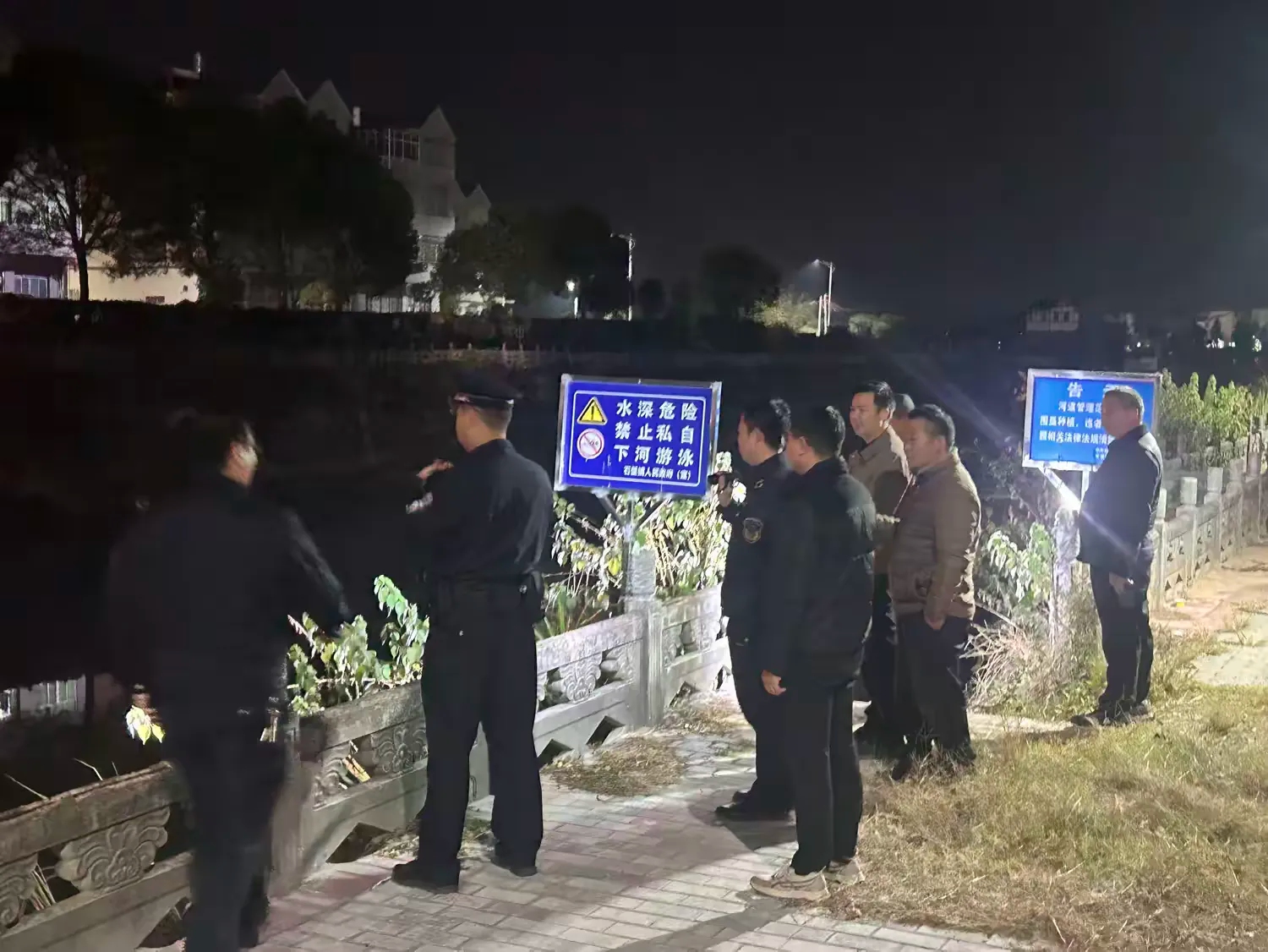 石壁镇:夜间巡河“不打烊” 筑牢河道“安全线”